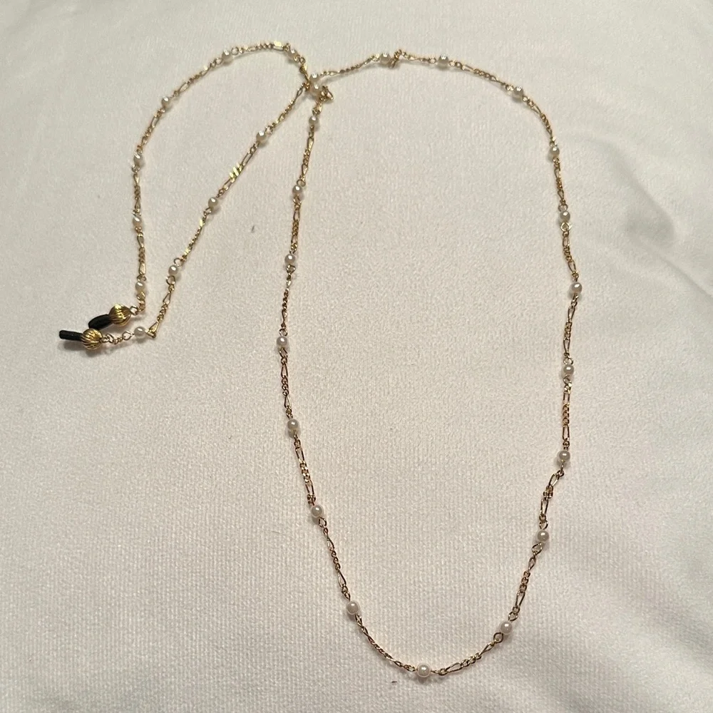 Elegant Gold and Pearl Necklace - Picture 2 of 5